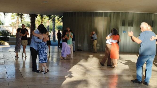 Un grupo de personas bailando milonga en el Palmeral de las Sorpresas.