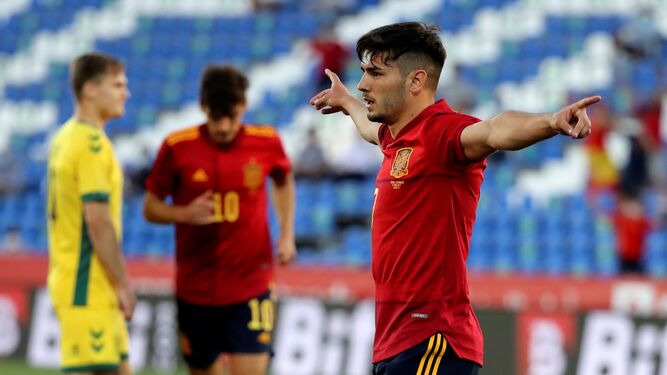 Brahim celebra un gol con España.