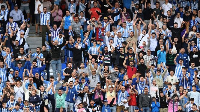 La afición del Málaga celebra un gol.