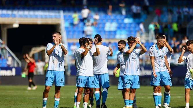 Los jugadores aplauden a la afición tras ganar al Melilla.