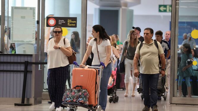 Turistas llegando al aeropuerto de Málaga en una imagen de archivo