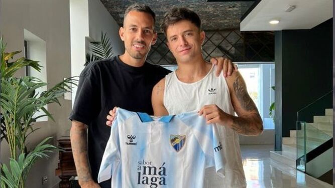 Manu Molina y Adri Contreras posan con la camiseta del Málaga CF