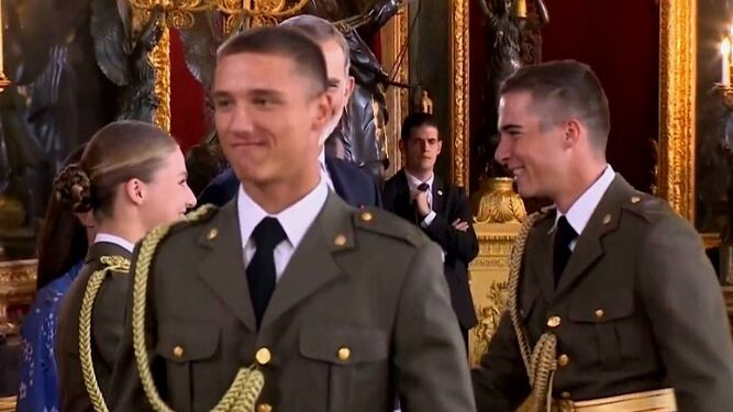 El cadete que saluda a la princesa con una indisimulada emoción de ambos por el encuentro