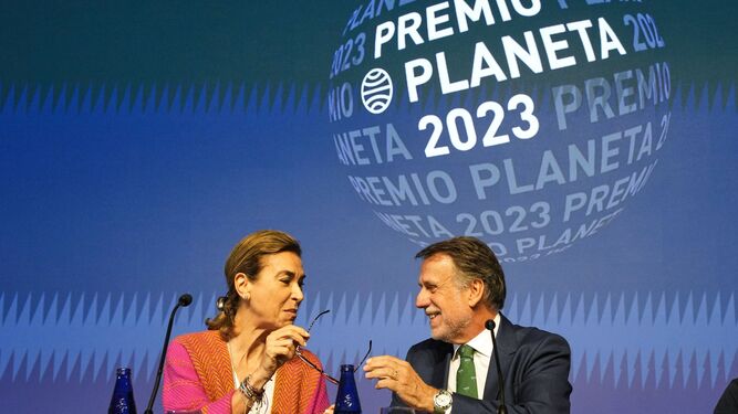 Carmen Posadas con el presidente del Grupo Planeta José Creuheras.