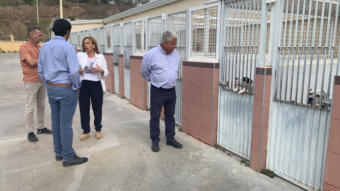 Begoña Medina y Salvador Trujillo visitando el Centro de Protección Animal