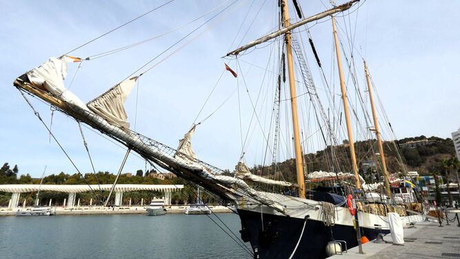 Goleta de tres mástiles ‘Alva’ atracada ayer en el puerto de Málaga.