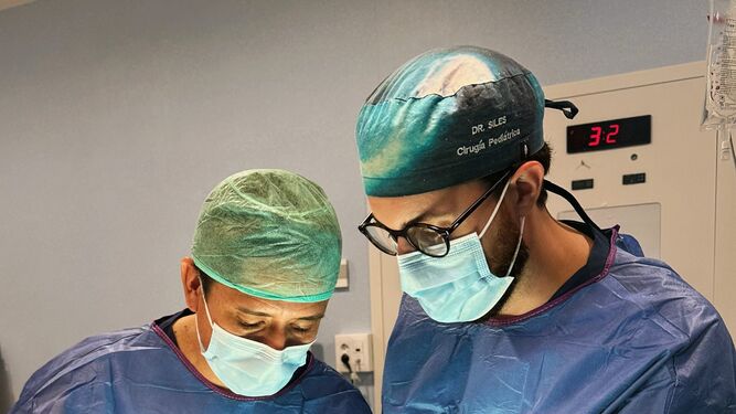 Profesionales durante la cirugía pulmonar toracoscópica a una niña de 2 años