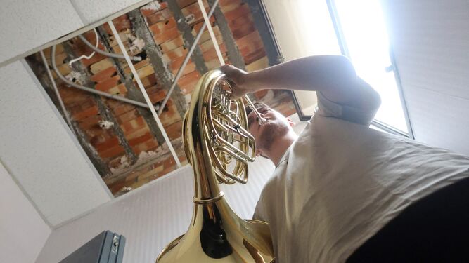 Un alumno de Trompa estudiante en la cabina sin techo del Conservatorio Superior de Música de Málaga.