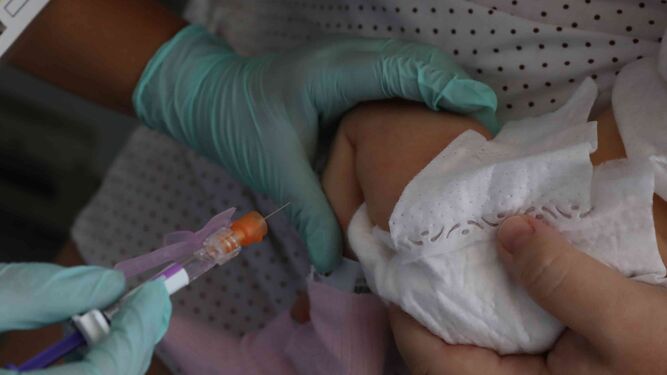 Un recién nacido siendo vacunado en el Hospital Materno de Málaga