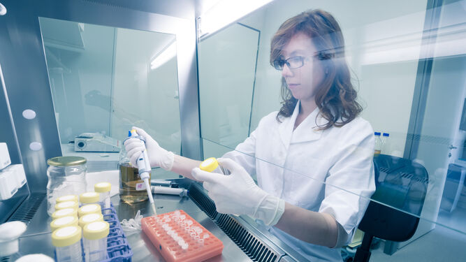 Una operaria realiza trabajos de laboratorio en una planta de desarrollo de medicamentos.
