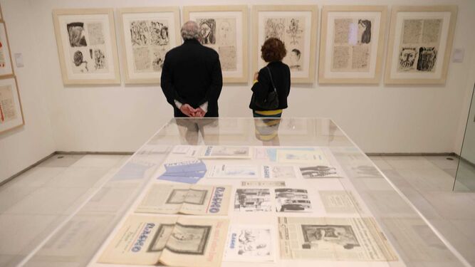 Recortes de prensa sobre la muestra 'Picasso clásico' y uno de los libros ilustrados.
