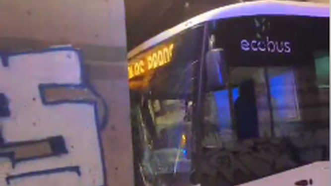 El autobús que ha colisionado contra un muro