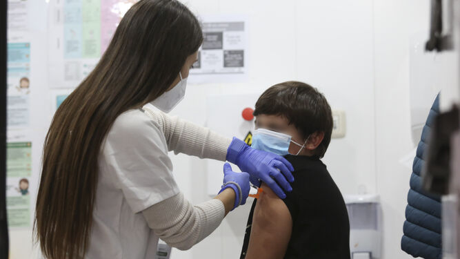 Una enfermera vacuna a un niño, en una imagen de archivo.