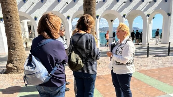 La concejala de Turismo, Ana María Muñoz, con algunos turistas de la zona