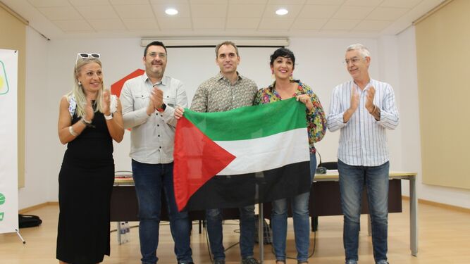 Toni Morillas (a la derecha) posa junto a Ahumada y Valero con una bandera de Palestina.