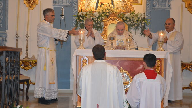 El obispo de Málaga bendiciendo la ermita de la Virgen de las Nieves de Torrox