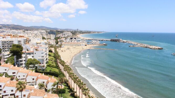 Vista de la playa de La Bajadilla, en Marbella.