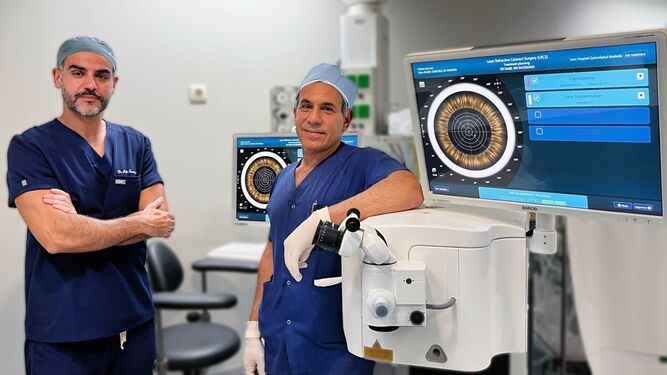 El doctor Nabil Ragaei y el doctor Ali Nowrouzi, del Hospital Quirónsalud Marbella