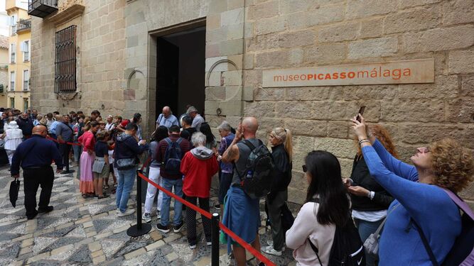 Colas en la puerta del Museo Picasso Málaga este miércoles.