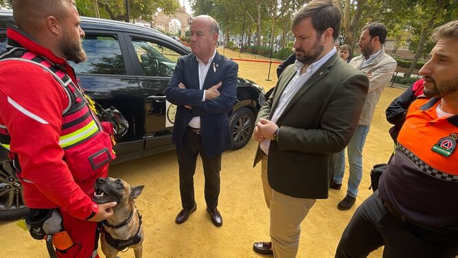El alcalde de Antequera y el delegado de Seguridad conocieron a las unidades caninas.