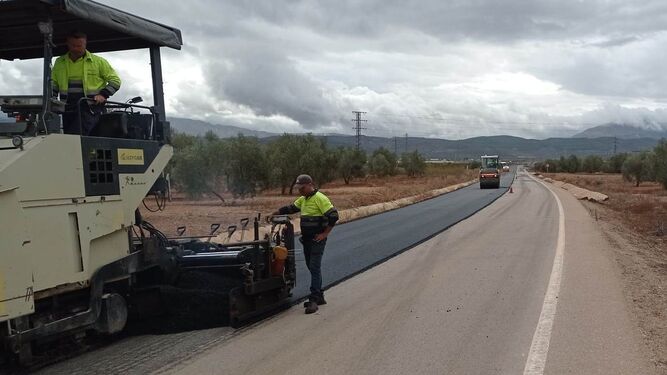 Trabajos de asfaltado en la carretera de acceso al Puerto Seco.