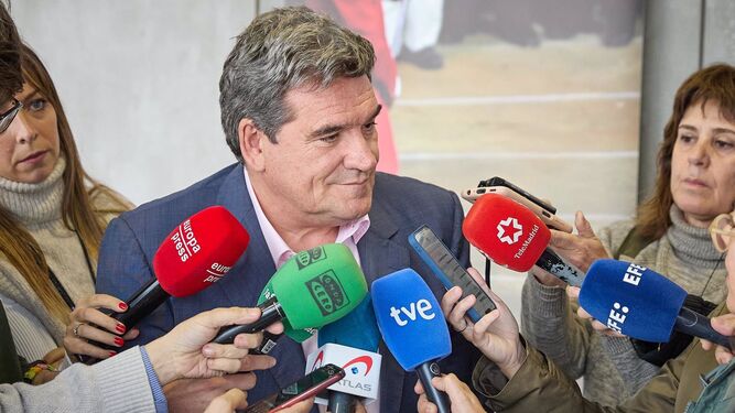 El Ministro de Inclusión, Seguridad Social y Migraciones, José Luis Escrivá, ofrece declaraciones a los medios en la sede del Comité Olímpico Español.