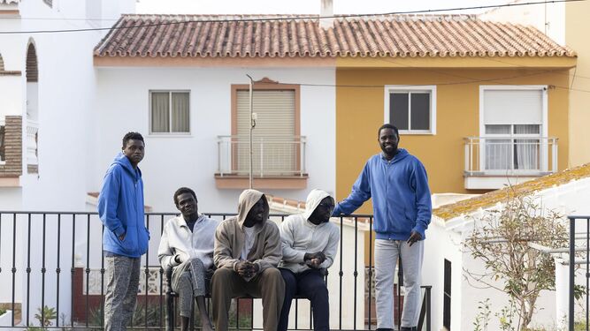 Algunos de los 240 inmigrantes de origen subsahariano llegados de Canarias en los alrededores del hotel Urban Beach de Torrox.