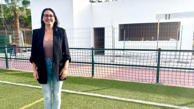 Rocío Ruiz, concejala de Deportes en Vélez-Málaga, en el Campo Municipal de Benajarafe
