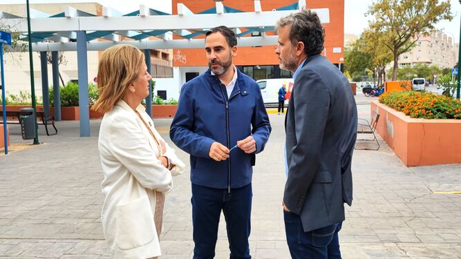 El secretario general del PSOE de Málaga, Daniel Pérez, junto a Ignacio López y Begoña Medina.