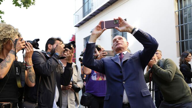Bernard Ruiz-Picasso se hace un selfie con los fotógrafos a su espalda.