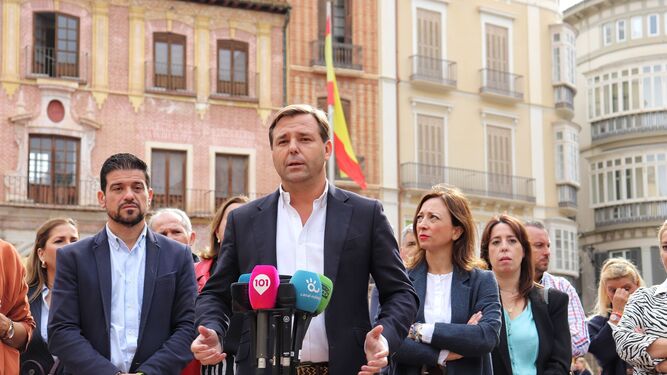 El secretario general del PP-A, Antonio Repullo ,  en Málaga junto a la presidenta de los 'populares' de la provincia, Patricia Navarro, y otros dirigientes del PP
