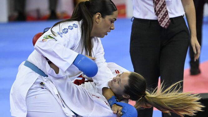 María Torres golpea a una rival en Budapest.