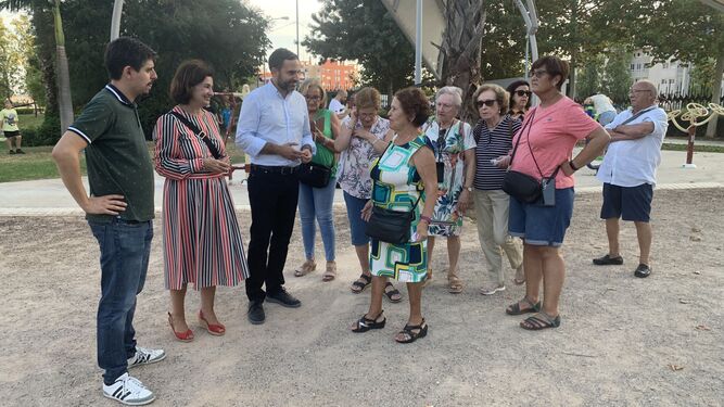 El PSOE de Málaga visitando el parque de la Alegría de Ciudad Jardín