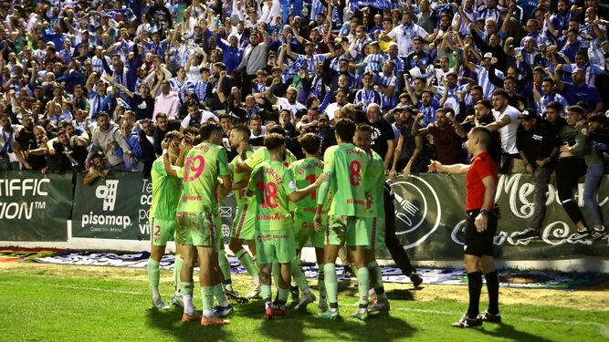 El Málaga celebra un gol.