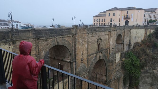 Una mujer observa el Puente Nuevo de Ronda bajo la lluvia la pasada semana.