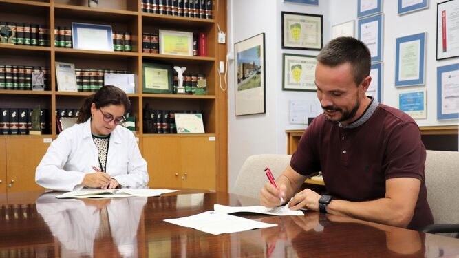 Alejandra Álvarez y Agustín Jiménez firman el convenio.