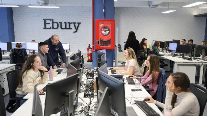 Empleados de Ebury trabajando en su sede de Málaga.