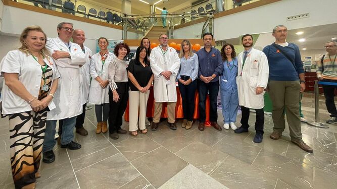 Profesionales y pacientes participantes en las actividades por el Día del Ictus en el Clínico de Málaga.