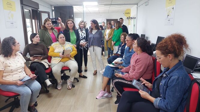 La consejera de Empleo, Empresa y Trabajo Autónomo, Rocío Blanco, asiste en Algarrobo a un curso en el marco del programa 'Preparadas'