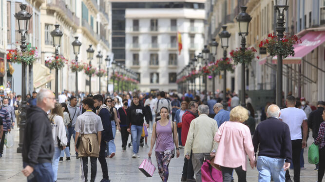 Personas paseando por la calle Larios de Málaga.