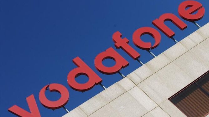Imagen del logo de Vodafone sobre un edificio.