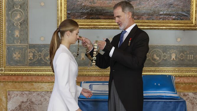 El Rey entrega a Leonor el collar de la Orden de Carlos III en el Palacio Real