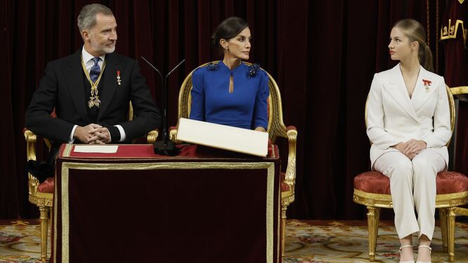 Don Felipe y doña Letizia miran a la princesa Leonor en el Congreso con motivo de la jura de la Constitución.
