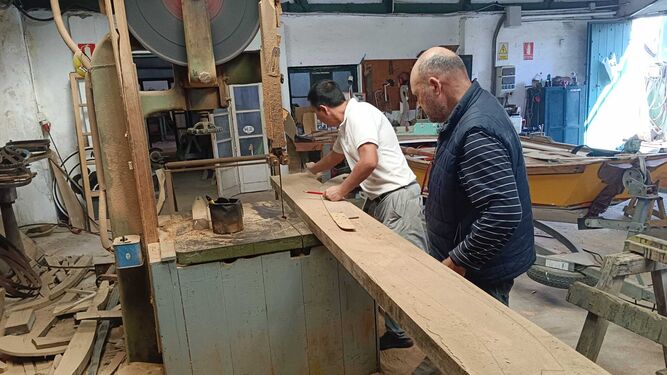 Alfonso Sánchez-Guitard y Ricardo Domínguez empezando a construir la jábega.