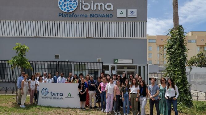 Investigadores del Ibima con el coordinador del estudio en el centro.