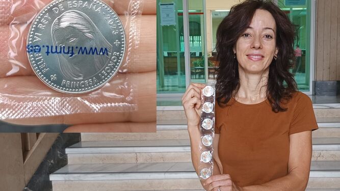 Lucia De la Torre, una de las compradoras, posa con sus monedas recién adquiridas.