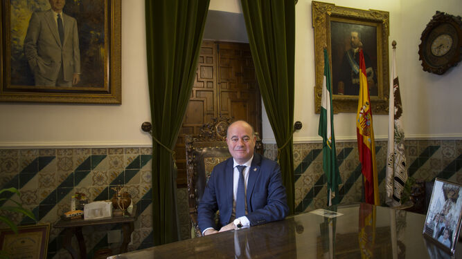 El alcalde de Antequera, Manuel Barón, en el despacho de Alcaldía.
