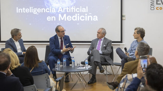 El doctor José Antonio Trujillo, en la presentación de su última obra, la ‘Guía básica de Inteligencia Médica Artificial’.