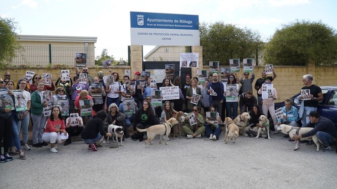 Concentración a las puertas del Centro de Protección Animal de Málaga