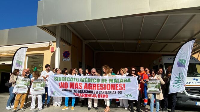 Médicos y personal del centro de salud de Coín denunciando la agresión a una facultativa